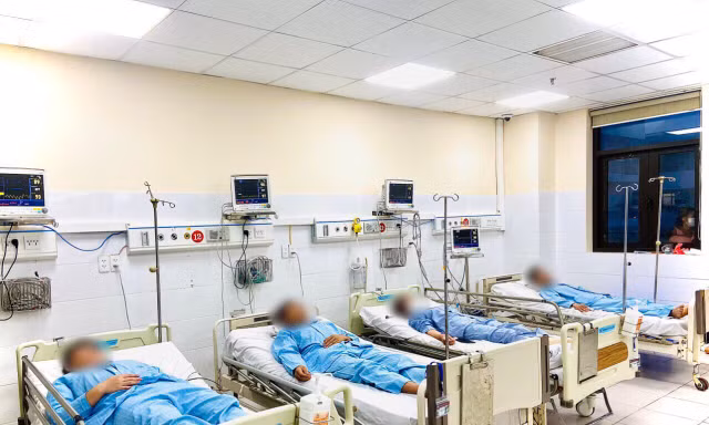 Cả nhà ngộ độc nấm, 1 người chết, 5 người cấp cứu tại bệnh viện