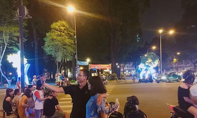 Người dân TPHCM nô nức xuống đường những ngày cuối năm