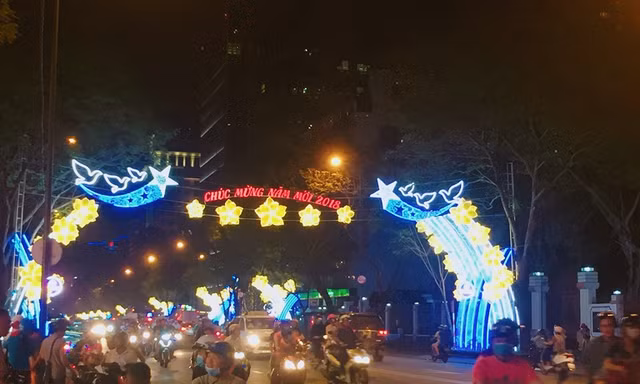 Người dân TPHCM nô nức xuống đường đón chào năm mới