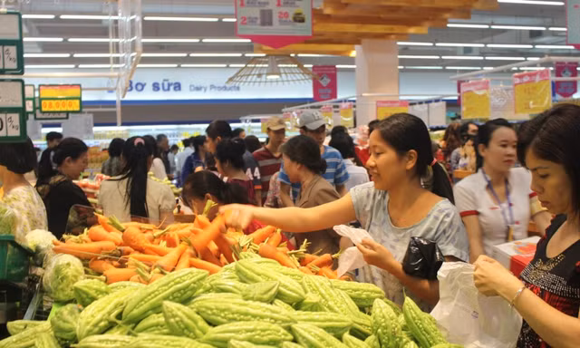 Dân Sài Gòn đổ xô đi mua sắm cuối năm