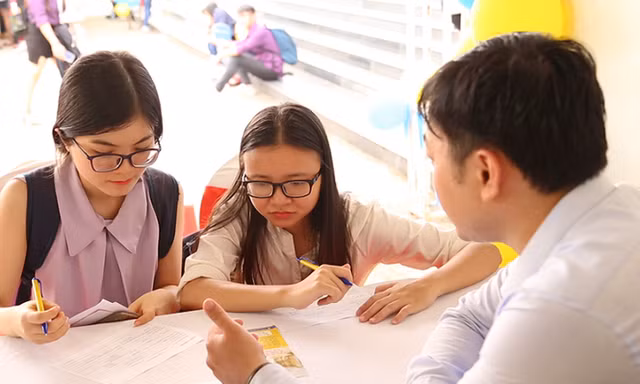 Thí sinh trúng tuyển vào trường Đại học Ngân hàng TP. HCM nhập học từ ngày 4/9