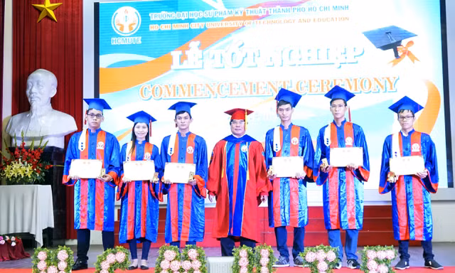 Vì dịch COVID-19, hàng ngàn sinh viên không thể nhận bằng tốt nghiệp