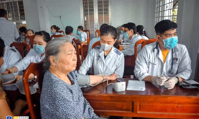 Sinh viên trường ĐH Nguyễn Tất Thành khám, cấp phát thuốc miễn phí cho người nghèo