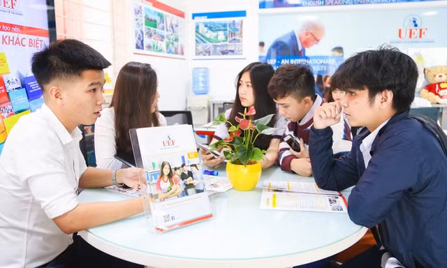 Vì sao trường đại học đua nhau xét tuyển bằng học bạ?