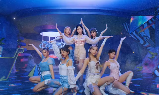 TWICE phá đảo thế giới ảo trong "Talk that Talk", Sana tạo killing-part với vũ đạo LOVE