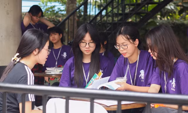 Cựu học sinh THCS Marie Curie Hà Nội mở triển lãm, gỡ rối cho teen thi vào lớp 10