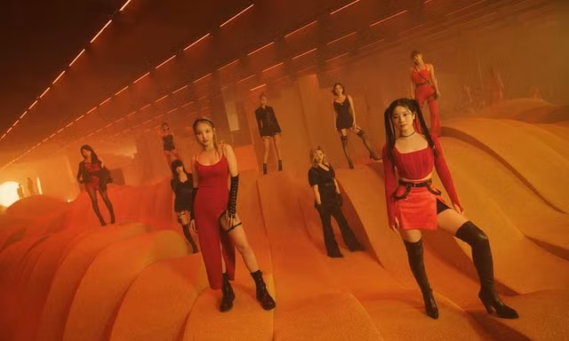 TWICE tung trailer album mới: Cảnh Sana "đánh yêu" Jihyo khiến fan ôm tim vì quá dễ thương