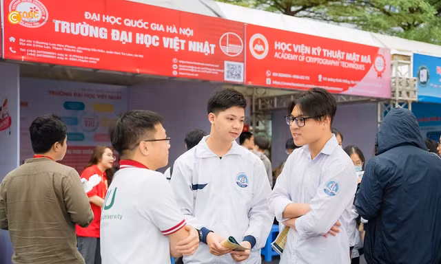 Teen THPT chuyên Thái Bình háo hức tham gia ngày hội tư vấn tuyển sinh bất chấp trời mưa