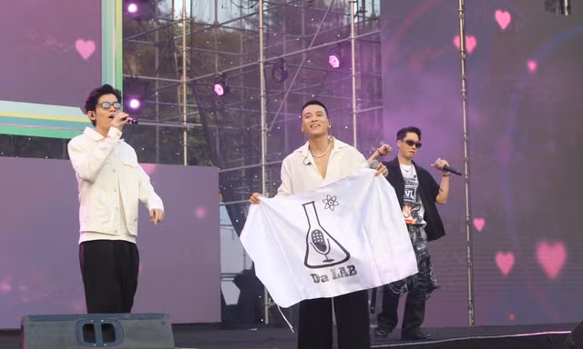 Bế mạc Ngày thẻ Việt Nam - Sóng Festival 2024: Da LAB bị fan "cướp mic"