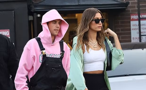 Diện phong cách "ông một đằng, bà một nẻo", vợ chồng Justin Bieber có còn gây tranh cãi?