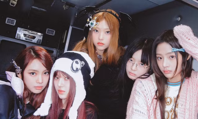 NewJeans mở hội bàn tròn độc lạ trong MV "OMG", "cà khịa" thẳng các bình luận kém duyên