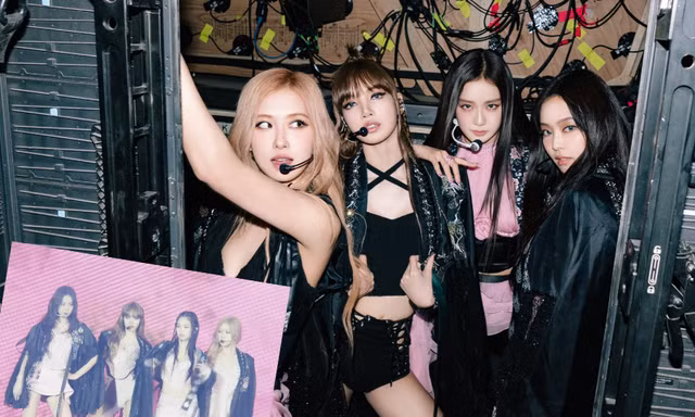 Cuối cùng BLINKs cũng thấy rõ BLACKPINK diện hanbok trên sân khấu Coachella 2023