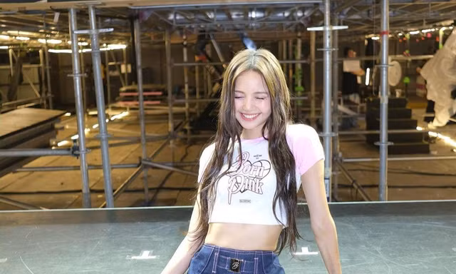 Vì sao biểu diễn tại Paris lại khiến Lisa BLACKPINK bị "phong sát" ở Trung Quốc?
