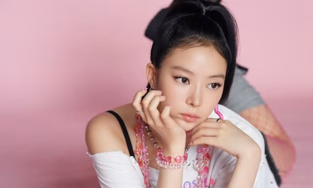 Narin MEOVV là rich kid "ngậm thìa vàng", mặc toàn đồ hiệu từ khi học Tiểu học
