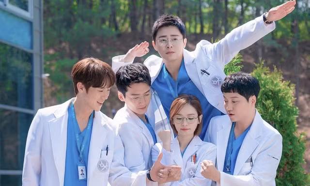 "Vũ trụ Hospital Playlist" ở Resident Playbook: F5 đến lần lượt, không cùng nhau?