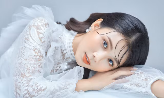 Nữ sinh điện ảnh gây ấn tượng bởi bộ ảnh Tết bên áo Tấc Việt phục