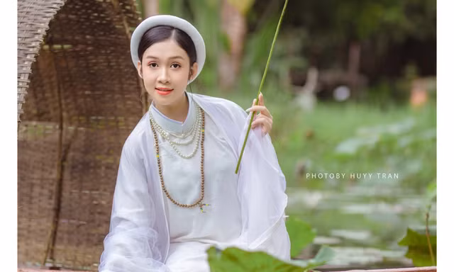 Hoa khôi Hutech đẹp dịu dàng trong áo dài cổ phục Việt Nam