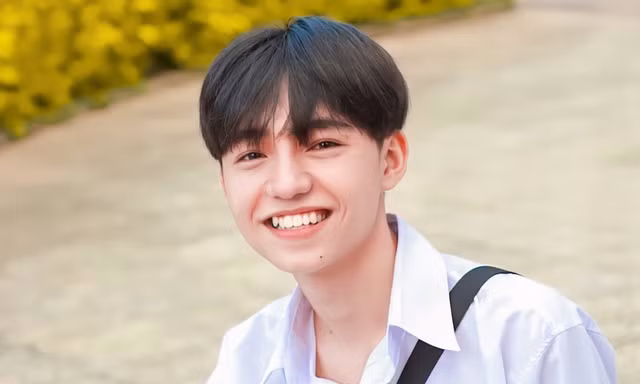 Hot Tiktok Tân Hạc: Nam sinh tài năng với nụ cười tỏa nắng và động lực sống tích cực