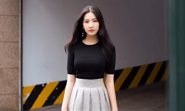 Nữ sinh ngành truyền thông thành thạo 3 ngoại ngữ, gây sốt với vẻ đẹp “thần tiên tỷ tỷ”