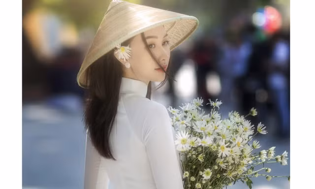 Diện áo dài trắng tinh khôi, Á khôi Phan Thanh Thảo hút hồn mọi ánh nhìn ngày kỷ yếu