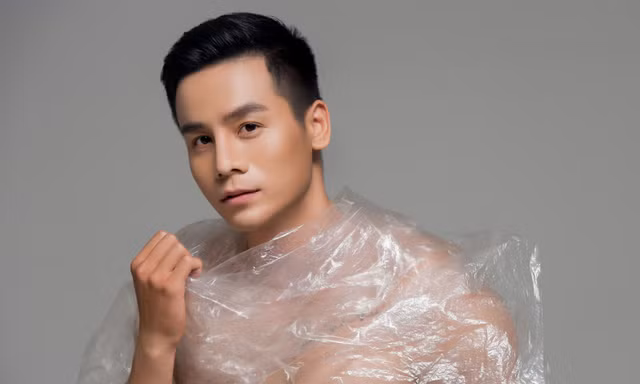 Nam vương Thế giới Cao Xuân Tài kêu gọi hạn chế sử dụng túi nilon qua bộ ảnh mới