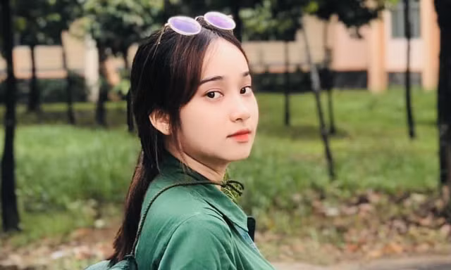 Cô nữ sinh trường ĐH Kinh tế TP Hồ Chí Minh khỏe khoắn, năng động trong bộ đồ quân sự 