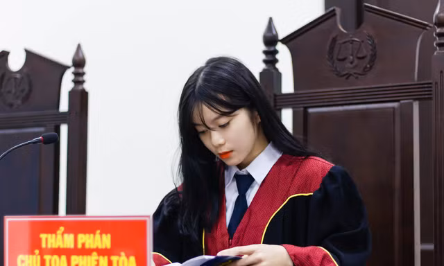 Nữ thẩm phán tương lai thu hút cả nghìn like chỉ bằng một bức ảnh
