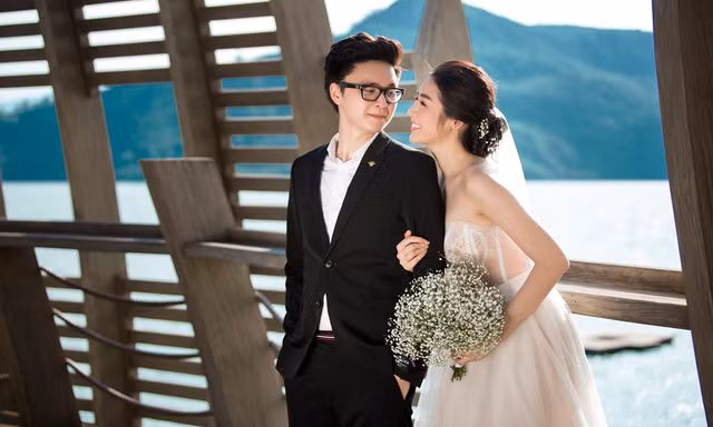Á hậu Tú Anh khoe ảnh cưới lãng mạn ngay trước ngày lên xe hoa