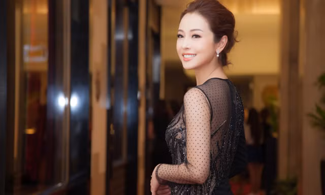 'Gái ba con' Jennifer Phạm mặc xuyên thấu, khoe vòng 1 gợi cảm