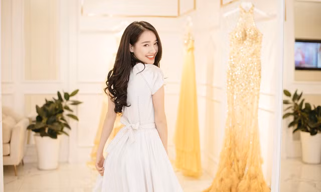 Nhã Phương rạng rỡ đi thử váy sau khi giành giải Cánh Diều Vàng