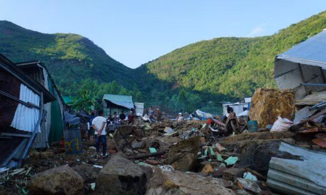 Lở núi ở Nha Trang: Đào xới đống đổ nát tìm người thân bị vùi lấp