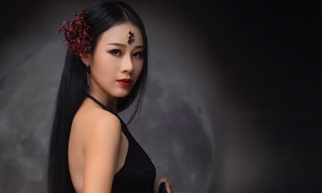 Tạo hình của Hoa Trần trong MV 'Ai nỡ'.