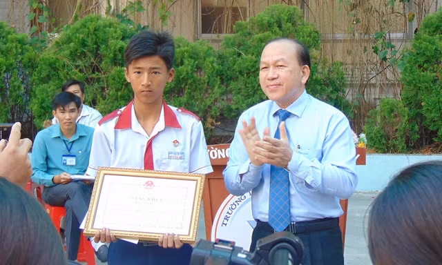 Ông Hà Hữu Phước trao bằng khen cho em Đỗ Văn Bằng.