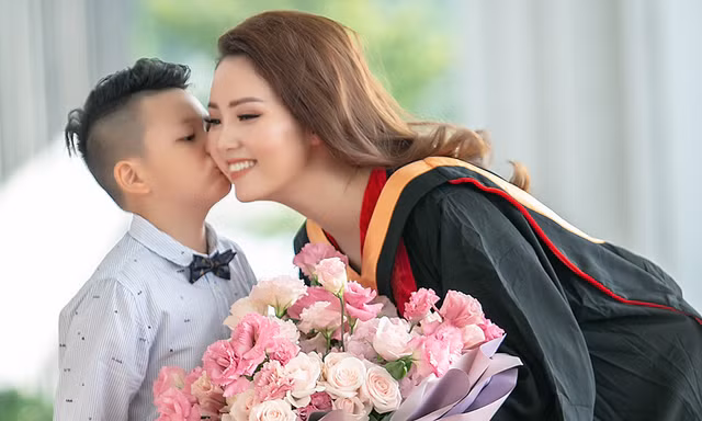 Á hậu Thuỵ Vân hạnh phúc bên con trai trong ngày nhận bằng thạc sĩ MBA