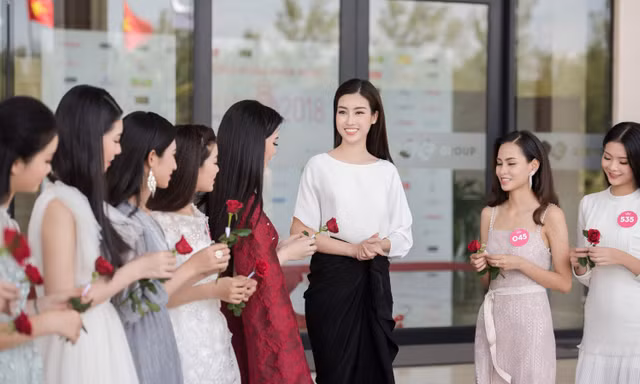 Các thí sinhsinh bốc thăm dự án Người đẹp Nhân ái.