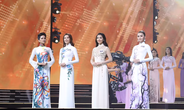 Top 15 HHHV Việt Nam 2017 khoe đường cong hút mắt với áo dài