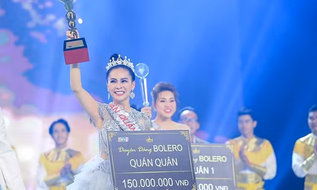 Mỹ Ngọc khi đăng quang 'Duyên dáng Bolero 2018' tối 2/7.