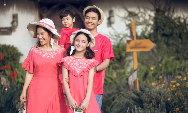 MC Phan Anh hiếm hoi đưa vợ và 3 con lên sàn diễn thời trang