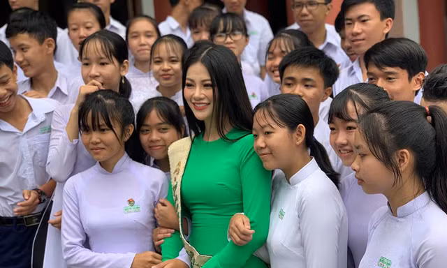 Hoa hậu Phương Khánh tiếp tục mặc áo dài xanh khi về thăm quê Bến Tre.