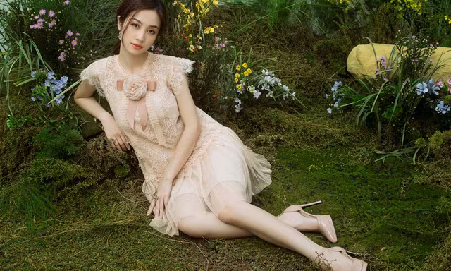 Jun Vũ 'Tháng năm rực rỡ' đẹp dịu dàng với váy áo gam màu pastel