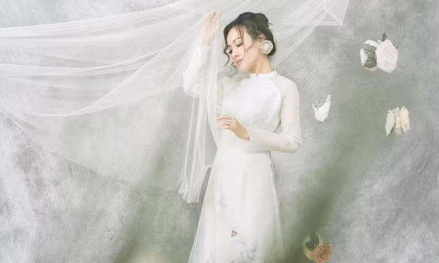 BTV Hoài Anh mơ màng như công chúa với áo dài cách tân
