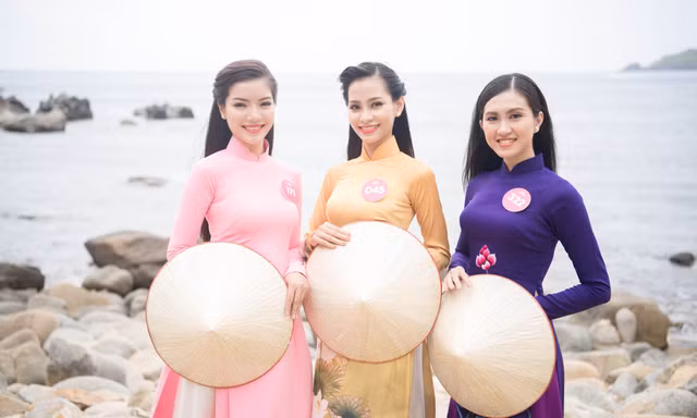 Các thí sinh HHVN 2018 đến thăm Eo Gió.