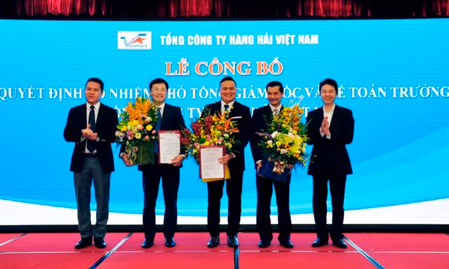 Chủ tịch Hội đồng thành viên Lê Anh Sơn và Q. Tổng giám đốc Vinalines Nguyễn Cảnh Tĩnh tặng hoa, chúc mừng các đồng chí Phạm Anh Tuấn, Lê Quang Trung, Lương Đình Minh được bổ nhiệm vào các chức vụ mới.