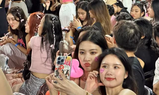 Đu idol chạm đỉnh và sự xấu xí của fan phong trào quá khích ở show BlackPink