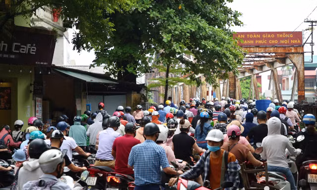 Xe máy ‘kiên nhẫn’ xếp hàng lên cầu Long Biên sau lắp rào ngăn 3 bánh