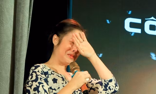 Showbiz 16/9: NSND Hồng Vân bật khóc nức nở trên sân khấu 
