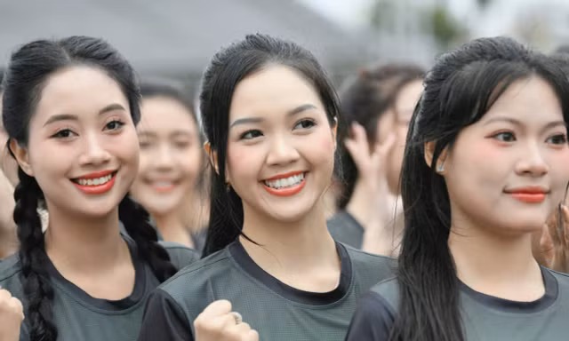 Thí sinh Hoa hậu Việt Nam rạng ngời trên đường chạy Tiền Phong Marathon ở Quảng Trị 