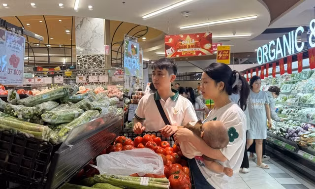 Tranh cãi Hà Nội đắt đỏ, lương 10 triệu đồng không thể đủ sống?