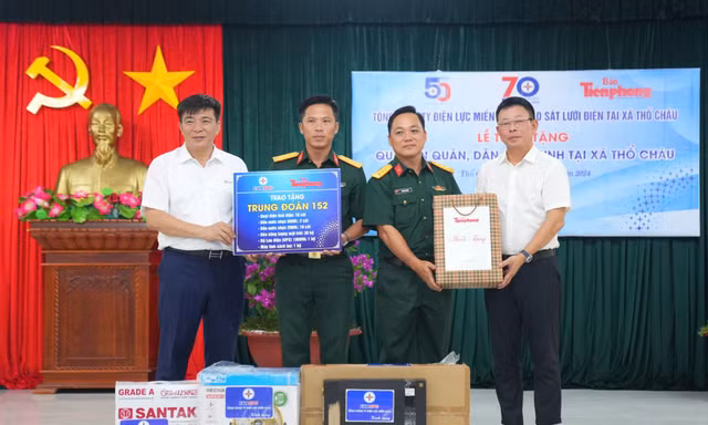 Thăm tặng quà quân và dân xã Thổ Châu