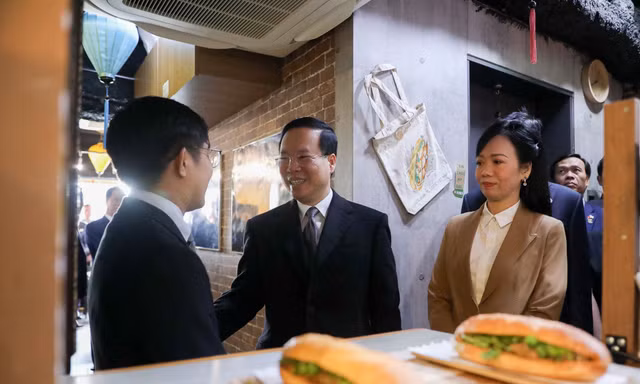 Chủ tịch nước và Phu nhân cùng quan chức Nhật Bản thưởng thức bánh mì, cafe Việt giữa lòng Tokyo